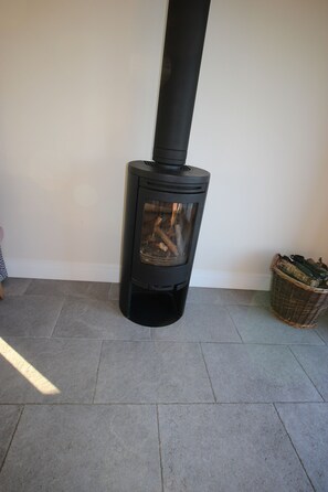 Interior - The Old Dairy, Bishop’s Cleeve: hot tub and rural peace (Bishops Cleeve)