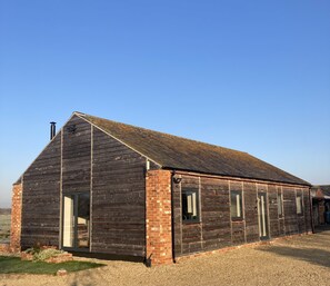 Exterior - The Old Dairy, Bishop’s Cleeve: hot tub and rural peace (Bishops Cleeve)