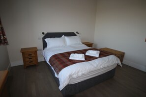 3 bedrooms, WiFi, bed sheets - The Old Dairy, Bishop’s Cleeve: hot tub and rural peace (Bishops Cleeve)