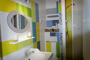 Dusche, Haartrockner, Handtücher