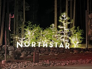 Property grounds - Updated N. Lake Tahoe Family Cabin, Hot Tub, walk to Tahoe Beaches & Restaurants (Carnelian Bay)