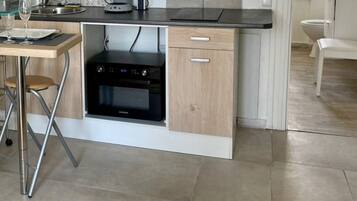 Een koelkast, een microgolfoven, een kookplaat