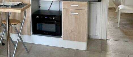 Réfrigérateur, four à micro-ondes, surface de cuisson, cafetiÚre-théiÚre