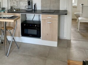 Frigorifero, microonde, piano cottura, macchina per tè/caffè