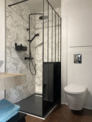 Dusche, Haartrockner, Handtücher, Toilettenpapier