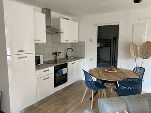 Réfrigérateur, four à micro-ondes, un four, surface de cuisson