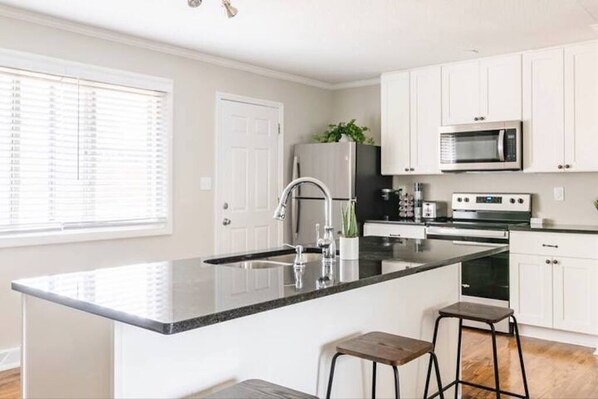 Réfrigérateur, micro-ondes, four, plaque de cuisson