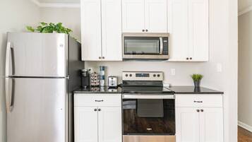 Kylskåp, mikrovågsugn, ugn och spishäll