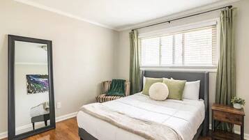 3 sovrum, skrivbord, strykjärn/strykbräda och resesäng