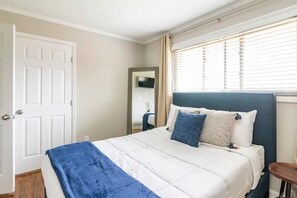 3 soverom, skrivebord, strykejern/-brett og reiseseng for barn