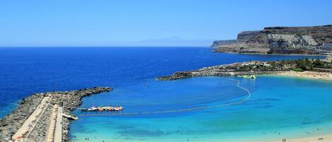 بالقرب من الشاطئ