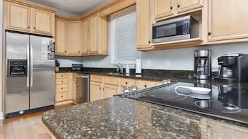 Frigorífico, microondas, horno y placa de cocina