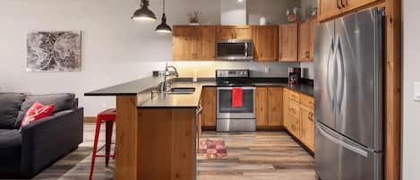 Frigorifero, microonde, forno, piano cottura