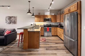 Een koelkast, een microgolfoven, een oven, een kookplaat