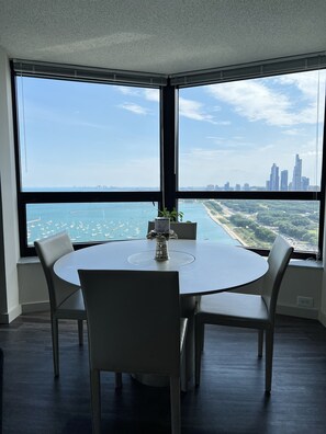 Dining - Captivating Corner PENTHOUSE w/ Lake and Skyline View (Chicago)
