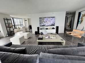 Interior - Captivating Corner PENTHOUSE w/ Lake and Skyline View (Chicago)
