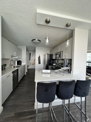 Réfrigérateur, micro-ondes, four, lave-vaisselle