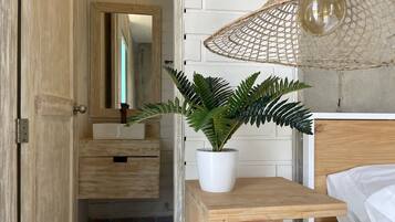 Chambre Double Confort | Salle de bain | Douche, douche à « effet pluie », articles de toilette gratuits