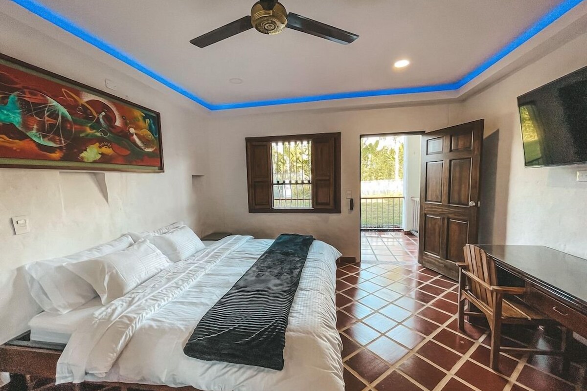 Edredón, caja de seguridad en la habitación y escritorio 