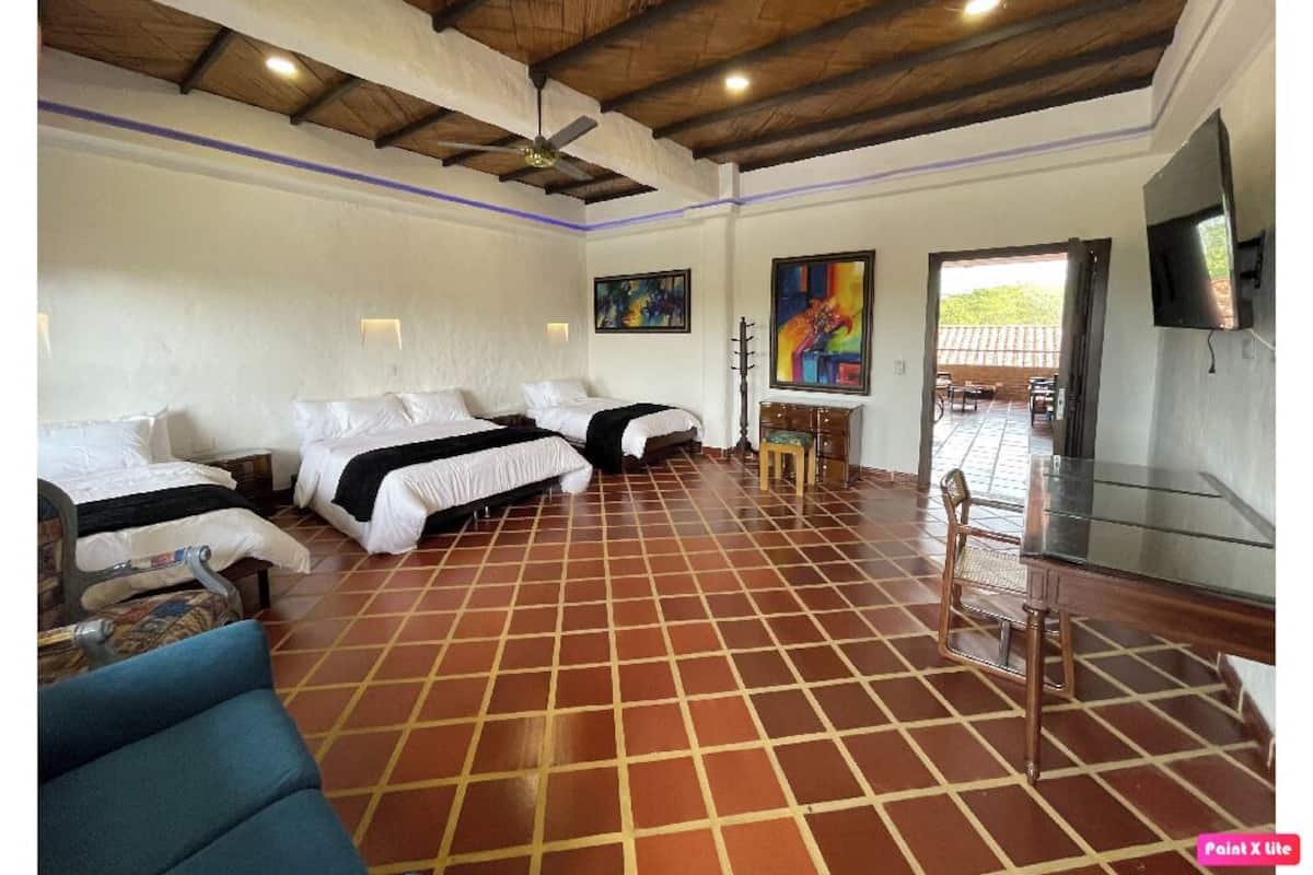 Cubrecamas y caja de seguridad en la habitación