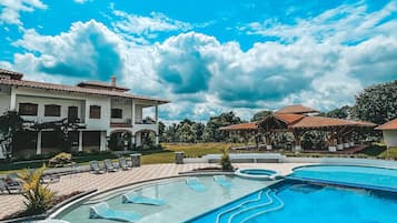 Außenpool, geöffnet von 08:00 Uhr bis 20:00 Uhr, Cabañas (kostenlos)