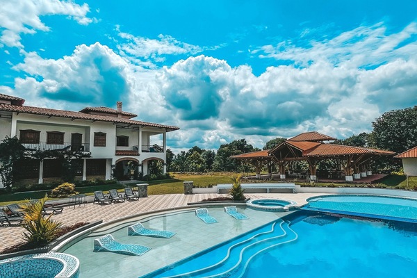 Una piscina al aire libre, camas de piscina gratis, sombrillas