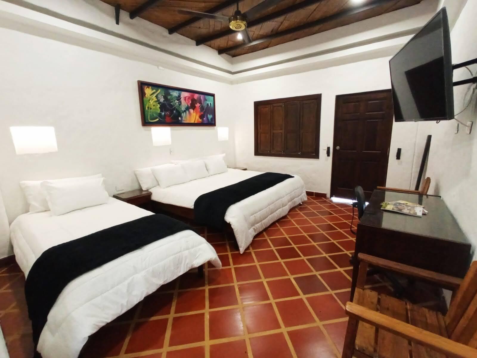 Habitación triple clásica | Edredones de plumas, caja fuerte, decoración individual y escritorio