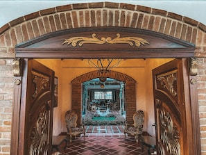 Lobby sitting area - Hotel la Casona Montañesa (Montenegro)