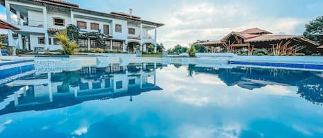 Una piscina al aire libre, cabañas de piscina gratuitas, sombrillas