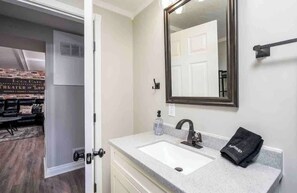 Hårføner, håndklær, såpe og sjampo