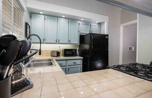 Køleskab, mikrobølgeovn, ovn, kogeplade