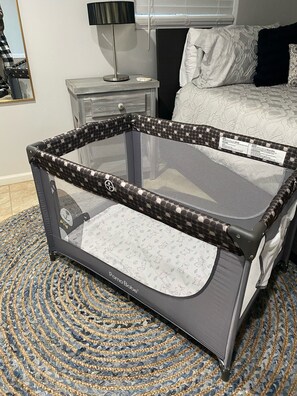 5 Schlafzimmer, Schreibtisch, Bügeleisen/Bügelbrett, Reisekinderbett