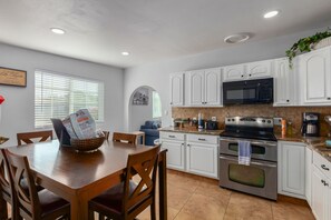 冰箱、微波炉、烤箱、炉灶