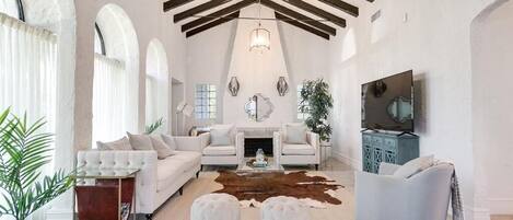 Smart TV, fireplace, ping pong, books