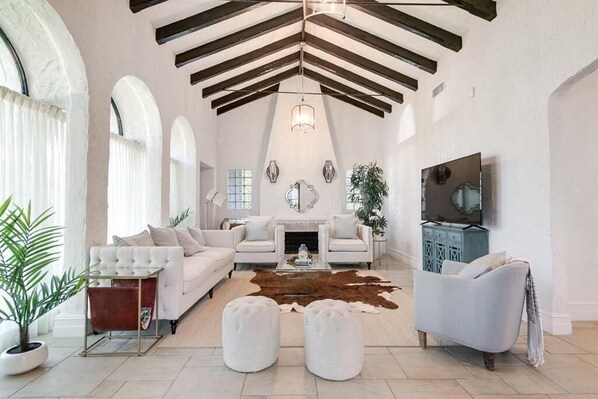Smart TV, fireplace, ping pong, books