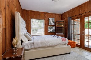 1 habitación, escritorio, tabla de planchar con plancha y cuna de viaje