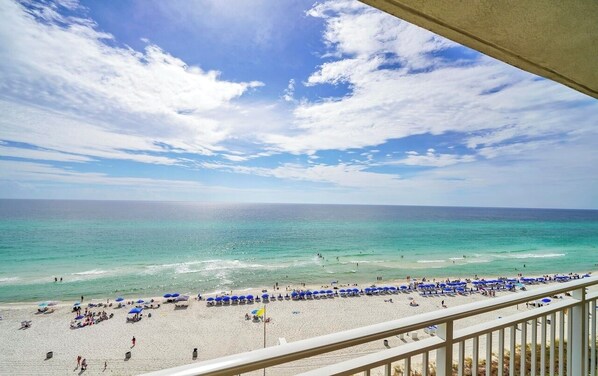 在海滩、沙滩毛巾