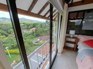 Honeymoon Room | Langsir/tirai gelap terus, seterika/papan seterika 