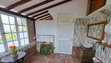 Family Room, Multiple Beds, Non Smoking, Garden View | Bathroom | Towels