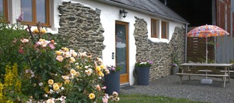 Idyllic Country Location for couples, central, peaceful, 5 mins from shops, WIFI