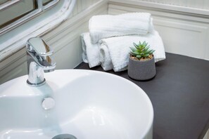 Family Apartment | Bathroom | Shower, hair dryer, bidet, towels - Happy Family Apartments Luccoli (Genoa)