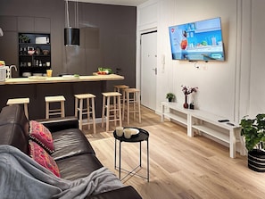 Apartamento família | Área de estar | TV de tela plana 55 polegadas com canais a cabo, TV, brinquedos