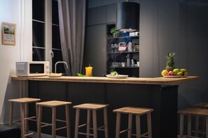 Family Apartment | Private kitchen | Full-sized fridge, microwave, oven, stovetop - Happy Family Apartments Luccoli (Genoa)