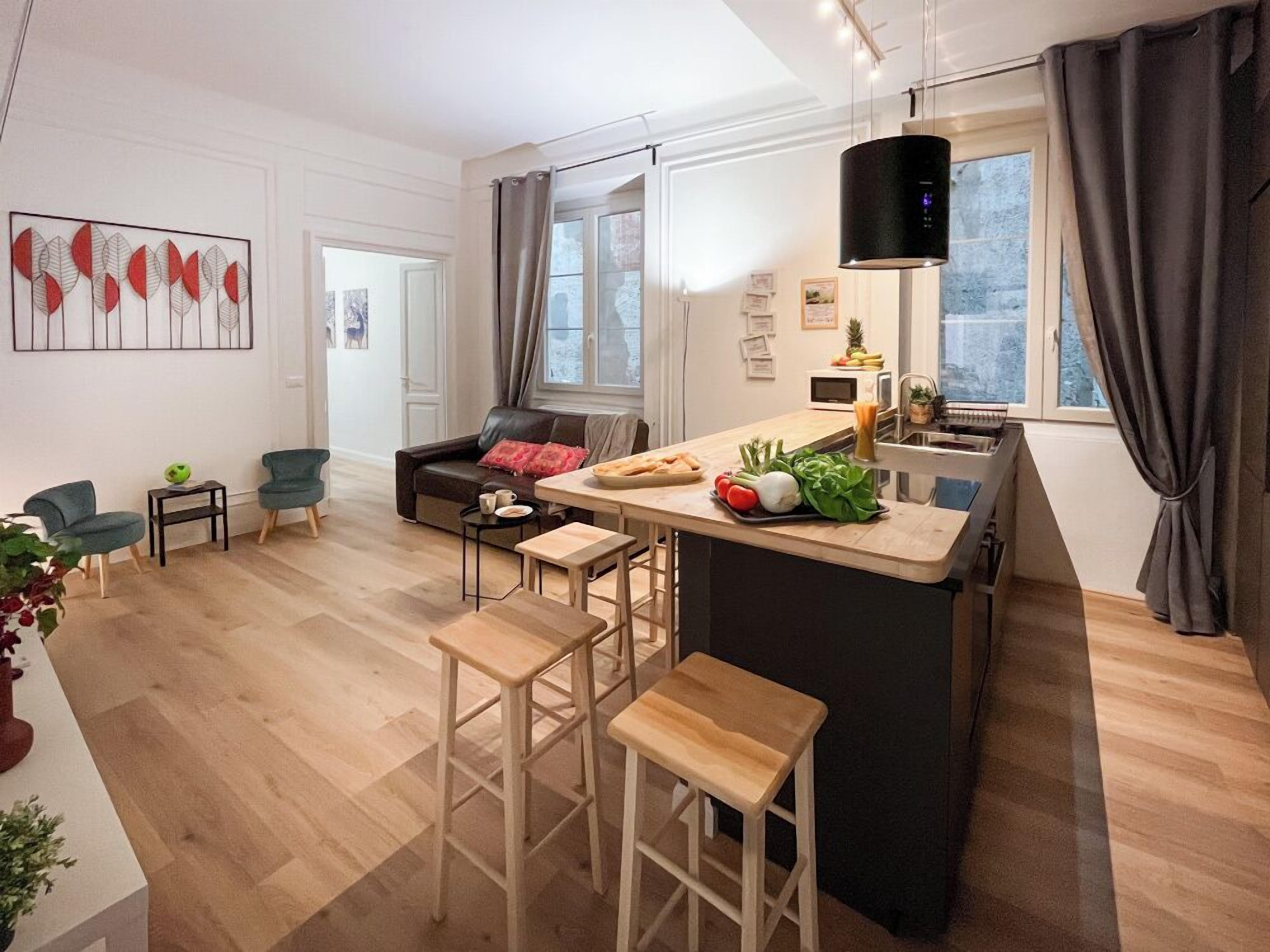 อพาร์ทเมนท์สำหรับครอบครัว | บริเวณนั่งเล่น | ทีวีจอแบน 55 นิ้ว พร้อมช่องเคเบิล, ทีวี, ของเล่น