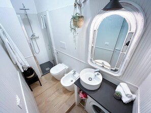 Family Apartment | Bathroom | Shower, hair dryer, bidet, towels - Happy Family Apartments Luccoli (Genoa)