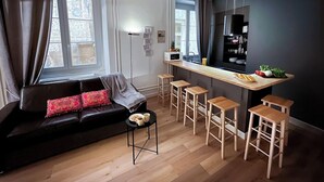 Familieleilighet | Oppholdsrom | En 55-tommers Flatskjerm-TV med kabel-kanaler samt TV og leker