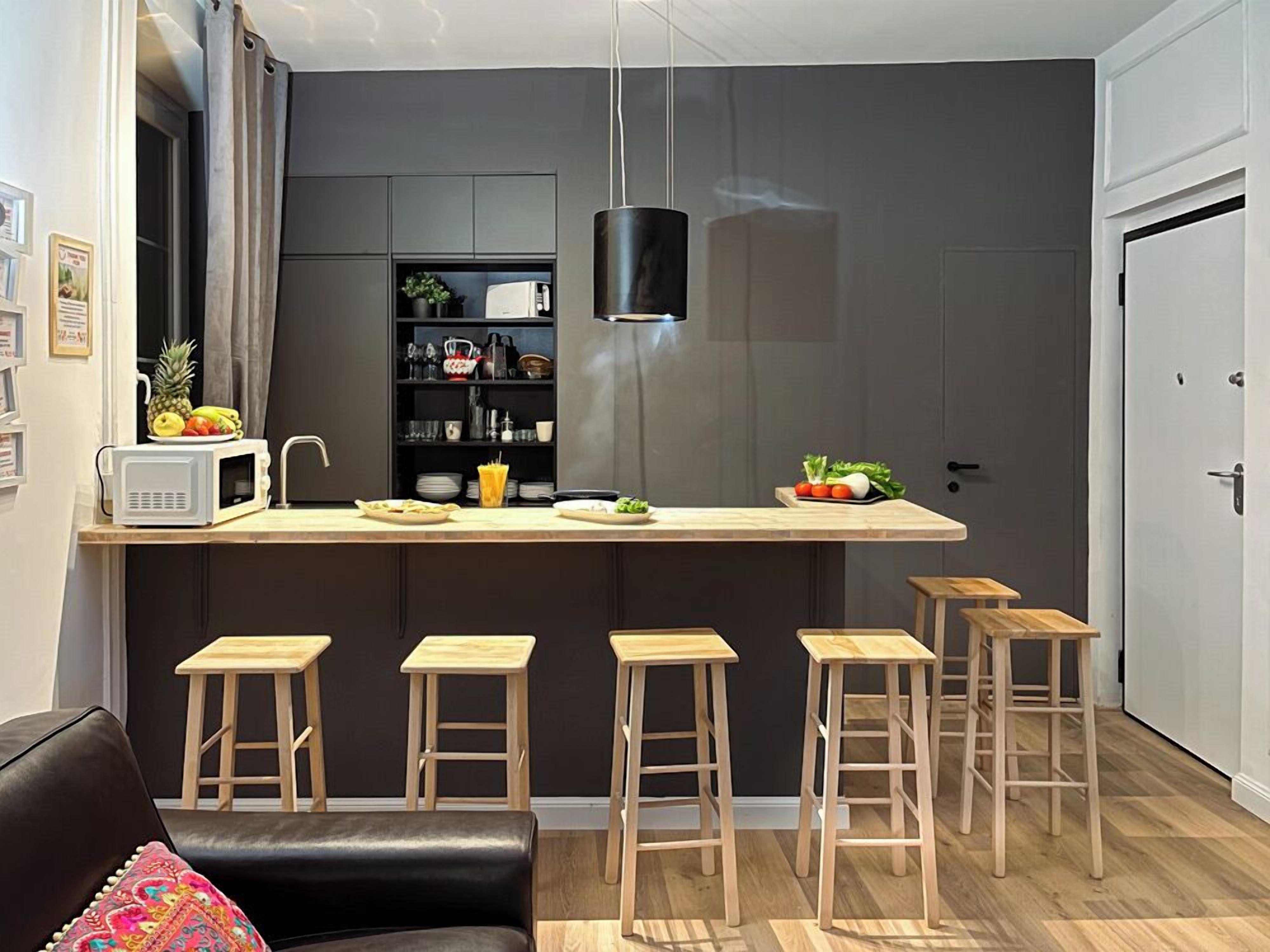 Appartement familial | Cuisine privée | Réfrigérateur grande capacité avec congélateur, four à micro-ondes