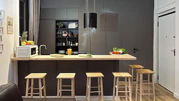 Familie appartement | Privékeuken | Een koelkast met diepvriezer, een microgolfoven, een oven, een kookplaat