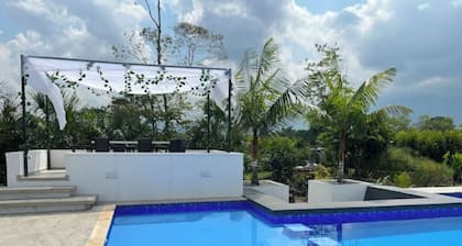 Pleasant country house with pool!