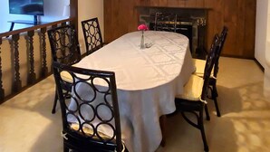 Dining - Delightful Spacious 3-bedroom Home in Silicon Valley (Santa Clara)